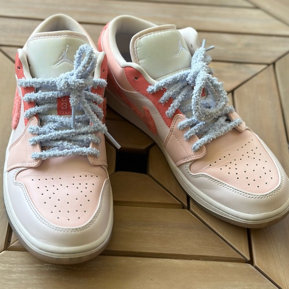 WMNS JORDAN 1 LOW SE “MIGHTY SWOOSHERS” - Picture 10 of 10